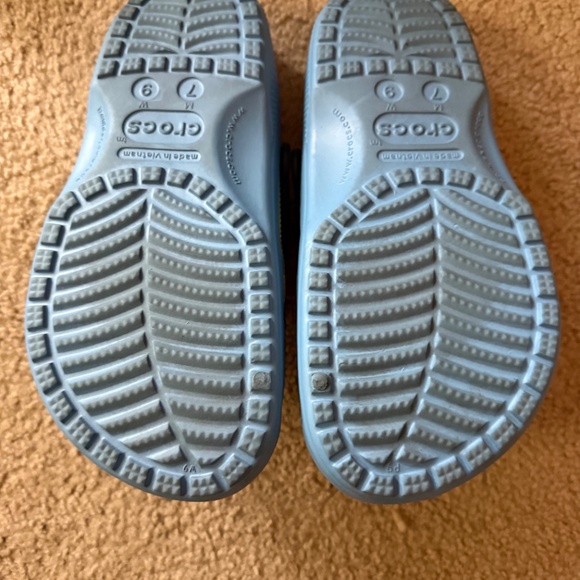 Crocs minion’s clogs w9 - Picture 2 of 2